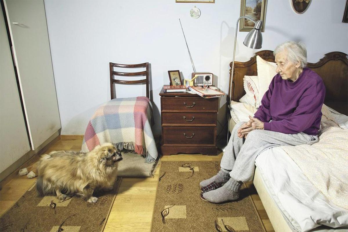 Anna Byman asuu Hakunilassa koiransa kanssa.